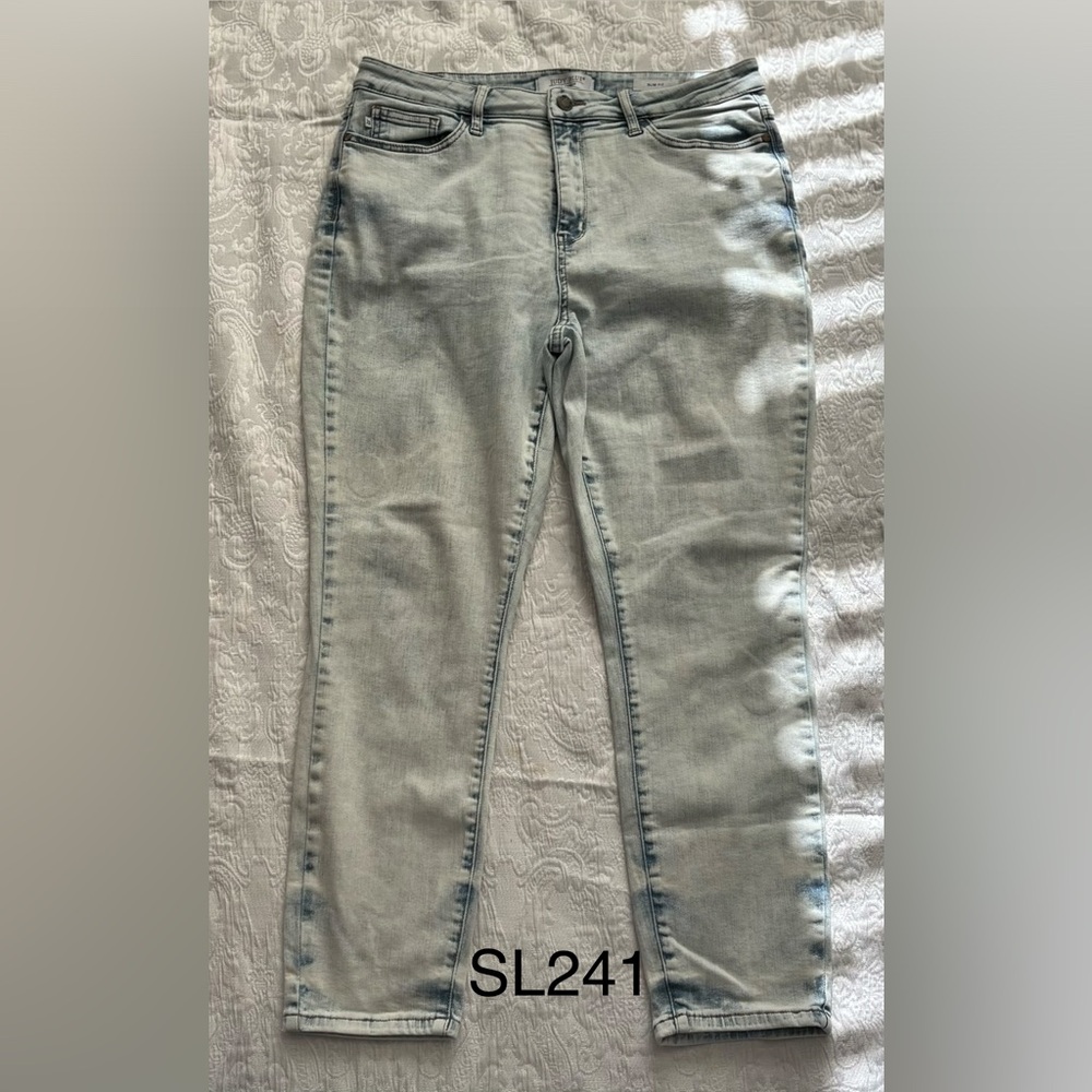 Judy Blue Light Wash Slim Fit Jeans